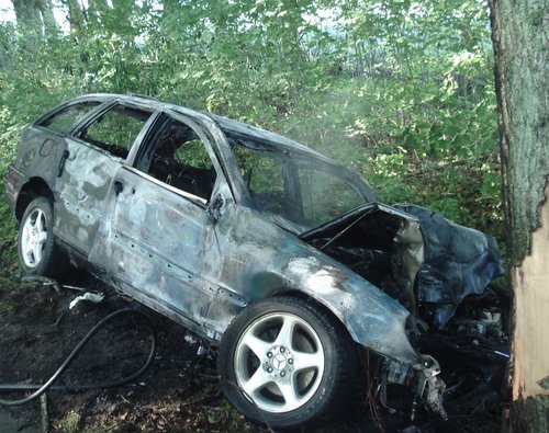 Elbląg, Pakosze. W wyniku uderzenia samochód zaczął się palić i doszczętnie spłonął