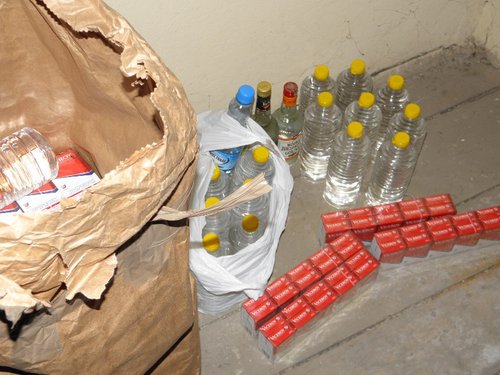 Elbląg, W mieszkaniu Janiny B. policjanci znaleźli papierosy pochodzące z przemytu i alkohol niewiadomego pochodzenia