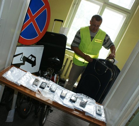 Elbląg, W policyjnym magazynie rzeczy znalezionych są m.in.  telefony komórkowe, torby podróżne, rowery