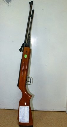 Elbląg, 29-letni mężczyzna postrzelił z wiatrówki swoją córkę