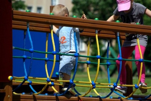 Elbląg, Codziennie z urządzeń na placach zabaw korzystają maluchy. Wandale robią wszystko, by tę zabawę zepsuć...