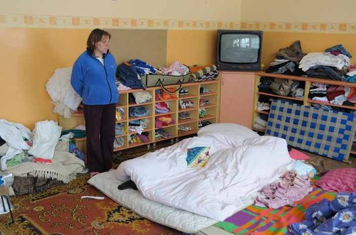 Elbląg, Małgorzata Górska wraz z mężem i dziesiątką dzieci mieszka w pomieszczeniu klasowym szkoły w Łęczu Elbląg, Małgorzata Górska wraz z mężem i dziesiątką dzieci mieszka w pomieszczeniu klasowym szkoły w Łęczu