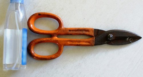 Elbląg, Policjanci zabezpieczyli na miejscu sekator oraz płyn dezynfekujący Elbląg, Policjanci zabezpieczyli na miejscu sekator oraz płyn dezynfekujący