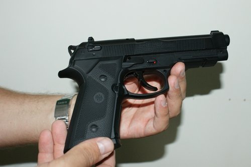 Elbląg, 19-latek z okna strzelał do zaparkowanych przed blokiem aut Elbląg, 19-latek z okna strzelał do zaparkowanych przed blokiem aut