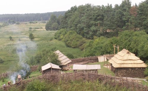 Elbląg, Dzięki Towarzystwu Pruthenia na terenie Muzeum Budownictwa Ludowego w Olsztynku powstaje park etnoarcheologiczny Amalang – wczesnośredniowieczne grodzisko pruskie