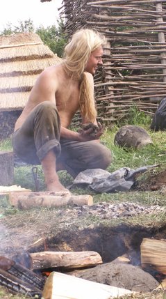 Elbląg, W czasie Festiwalu odbyły się m.in. warsztaty archeologii eksperymentalnej. Radosław Wasilewski dawnymi metodami wytwarzał dziegieć – smołę z brzozowej kory Elbląg, W czasie Festiwalu odbyły się m.in. warsztaty archeologii eksperymentalnej. Radosław Wasilewski dawnymi metodami wytwarzał dziegieć – smołę z brzozowej kory