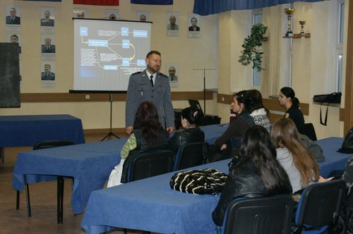 Elbląg, Otwarte Jednostki Policji - to program, który umożliwa młodzieży zwiedzanie komendy, a także rozmowę z policjantami związaną np. z odpowiedzialnością prawną osób nieletnich