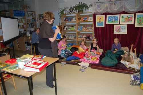 Elbląg, Nocnych gości szkolnej biblioteki odwiedziła między innymi dyrektorka szkoły Aleksandra Nieżurawska,która przygotowała dla dzieci konkurs z nagrodami.