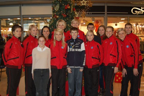 Elbląg, W tym roku do akcji charytatywnej "Podaruj uśmiech na Gwiazdkę" włączyły się m.in. piłkarki z EKS "Start".