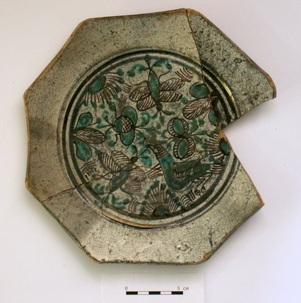Elbląg, Przykłady lokalnych wyrobów fajansowych, znalezione podczas badań archeologicznych w Elblągu.