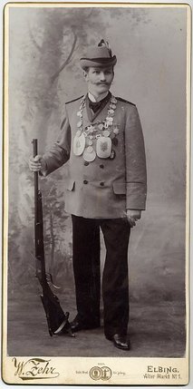 Elbląg, Król kurkowy. Zdjęcie wykonane w atelier przy Starym Rynku 1. Elbląg, Król kurkowy. Zdjęcie wykonane w atelier przy Starym Rynku 1.