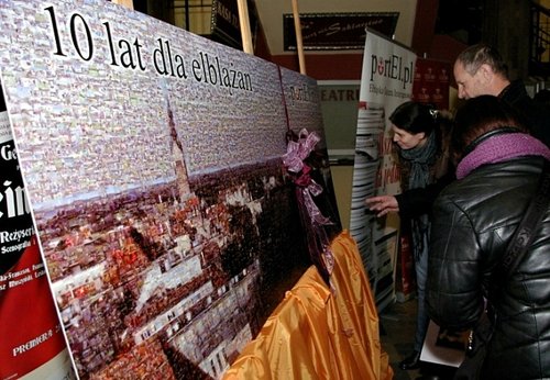 Elbląg, 10 lat portElu na pięciu tysięcach fotografii. Taki prezent otrzymał wydawca gazety od zespołu redakcyjnego.