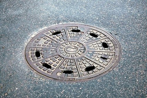 Elbląg, Odpowiedzą za kradzieże pokryw studzienek