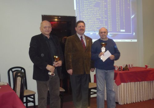 Elbląg, Zwycięzcy Jerzy Sukow i Andrzej Fronczak (w środku Prezes Elbląskiego Stowarzyszenia Brydża Sportowego – Bogusław Gierulski). Elbląg, Zwycięzcy Jerzy Sukow i Andrzej Fronczak (w środku Prezes Elbląskiego Stowarzyszenia Brydża Sportowego – Bogusław Gierulski).