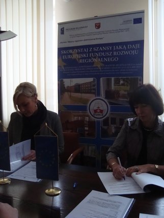 Rektor EUH-E (po prawej) podpisuje umowę na dostawę, montaż i uruchomienie sprzętu komputerowego wraz z oprogramowaniem” z elbląskim wykonawcą PPHU Computer Service.