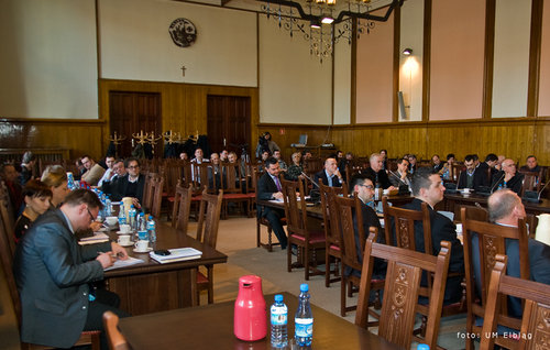 Elbląg, W głębi grupa elblążan, którzy przyszli na te „konsultacje”.