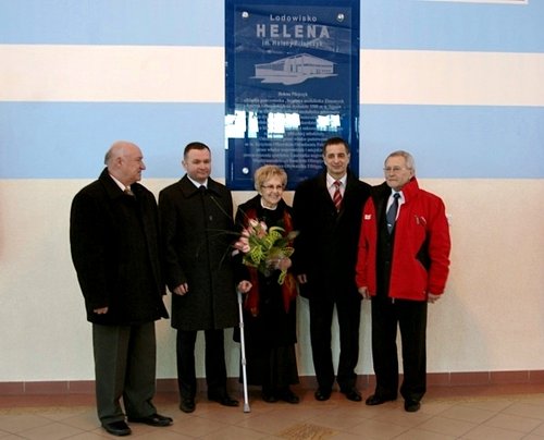 Elbląg, Helena Pilejczyk i goście pod pamiątkową tablicą Elbląg, Helena Pilejczyk i goście pod pamiątkową tablicą