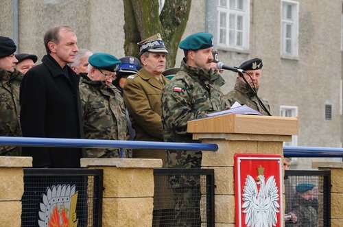 Elbląg, Na uroczystość objęcia obowiązków dowódcy 16 PDZ przez gen. bryg. Janusza Bronowicza przyleciał szef MON Bogdan Klich Elbląg, Na uroczystość objęcia obowiązków dowódcy 16 PDZ przez gen. bryg. Janusza Bronowicza przyleciał szef MON Bogdan Klich