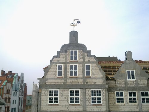 Elbląg, Na dachu hotelu zatknięta została „wiecha” na znak zamknięcia tzw. stanu surowego inwestycji