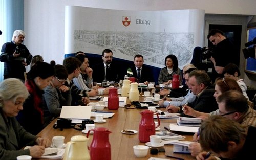 Elbląg, „100 dni prezydenta Grzegorza Nowaczyka” i „Raport o stanie miasta Elbląga” to dwa tematy dzisiejszej (17 marca) konferencji prasowej w UM