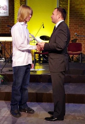 Elbląg, Maciej Budyś odbiera od prezydenta Elbląga Grzegorza Nowaczyka stypendium kulturalne za dokonania filmowe