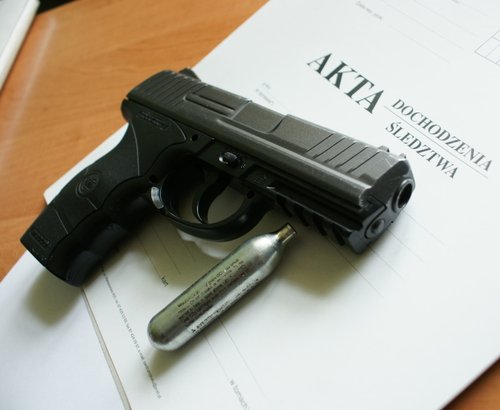 Elbląg, Młodzi mężczyźni celując z wiatrówki stłukli sześć szyb w budynku kościoła