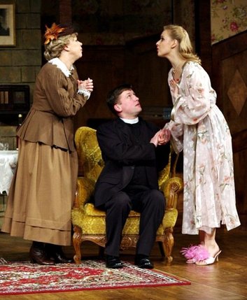 Elbląg, Pastor (Tomasz Muszyński), jego młoda żona (Anna Suchowiecka) i miejscowa dewotka (Teresa Suchodolska)