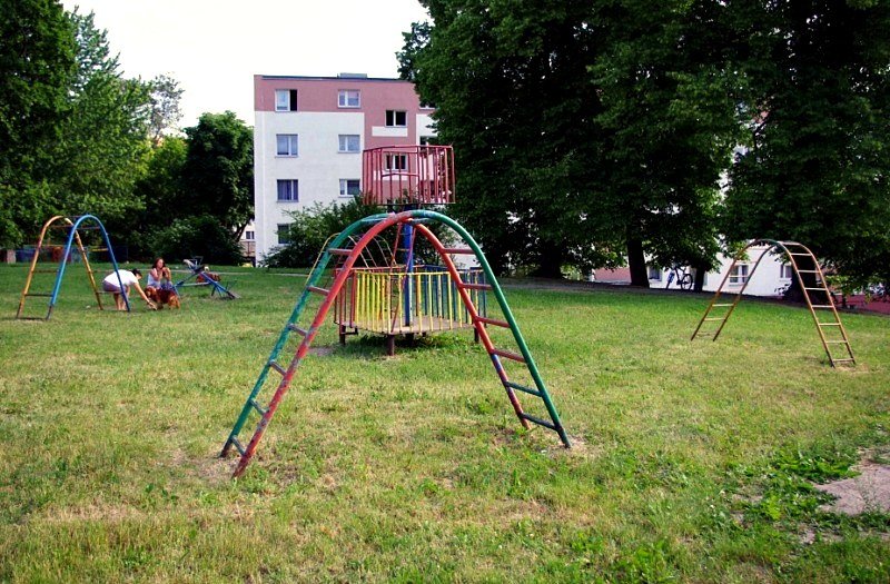 Elbląg, Nowy plac zabaw miałby powstać w okolicy ulic Odzieżowej i Teatralnej, gdzie obecnie znajdują stare urządzenia do zabawy bez atestów