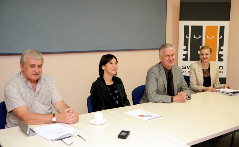 Elbląg, Dzisiejsza konferencja prasowa w Światowidzie (od lewej: Krzysztof Jaślar, Aleksandra Bednarczuk, Antoni Czyżyk, Edyta Jasiukiewicz) Elbląg, Dzisiejsza konferencja prasowa w Światowidzie (od lewej: Krzysztof Jaślar, Aleksandra Bednarczuk, Antoni Czyżyk, Edyta Jasiukiewicz)