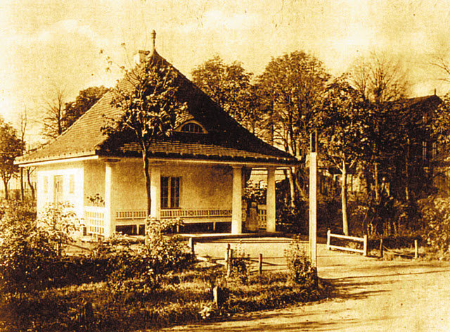 Elbląg, Szalet miejski przy przy obecnej Alei Grunwaldzkiej. W tym miejscu znajduje się teraz pewien zakład szybkiego żywienia. Elbląg, Szalet miejski przy przy obecnej Alei Grunwaldzkiej. W tym miejscu znajduje się teraz pewien zakład szybkiego żywienia.