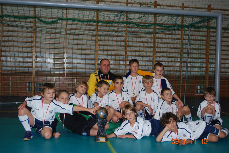 Elbląg, Olimpia 2004 z pucharem za zwycięstwo w turnieju Kaszub Cup 2011 Elbląg, Olimpia 2004 z pucharem za zwycięstwo w turnieju Kaszub Cup 2011
