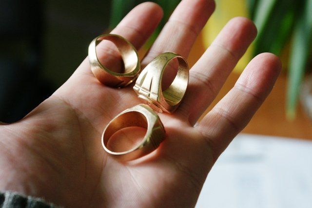 Elbląg, Oszuści sprzedali 22-latkowi sygnety wykonane z tombaku