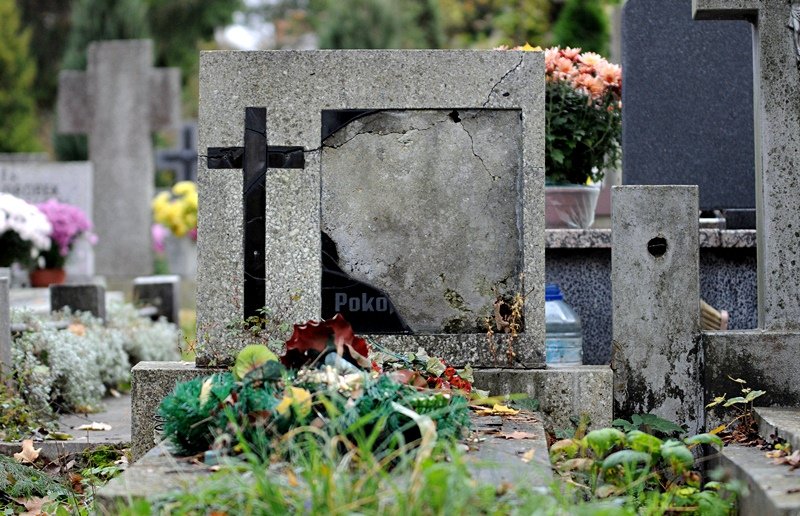 Elbląg, Policjanci zatrzymali dwóch 14-letnich chłopców, którzy dewastowali i okradali nagrobki