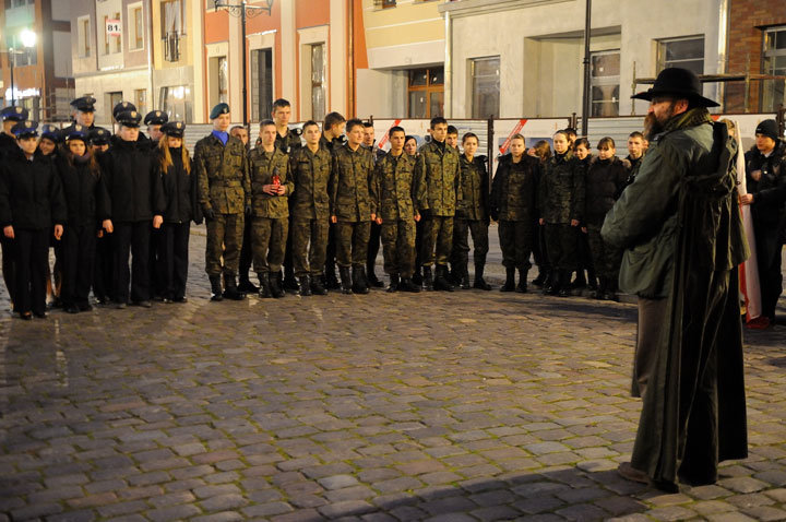 Elbląg, Elbląski Marsz Podchorążych pod wodzą Piotra Imiołczyka wyruszył sprzed Bramy Targowej