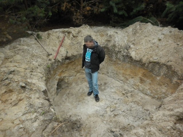 Elbląg, Sprawcy próbowali zastraszyć swoje ofiary wywożąc do lasu i pokazując wykopane w ziemi doły