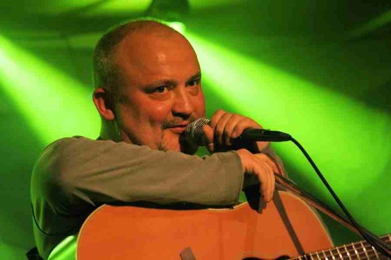 Tomek Wachnowski zagra i zaśpiewa w krużganku Galerii EL Tomek Wachnowski zagra i zaśpiewa w krużganku Galerii EL