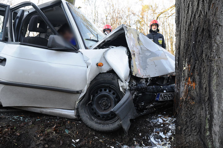Elbląg, Astrą uderzyli w drzewo. Trzy osoby w szpitalu