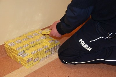 Elbląg, Mieszkaniec Braniewa miał w torbie 85 paczek papierosów bez akcyzy Elbląg, Mieszkaniec Braniewa miał w torbie 85 paczek papierosów bez akcyzy