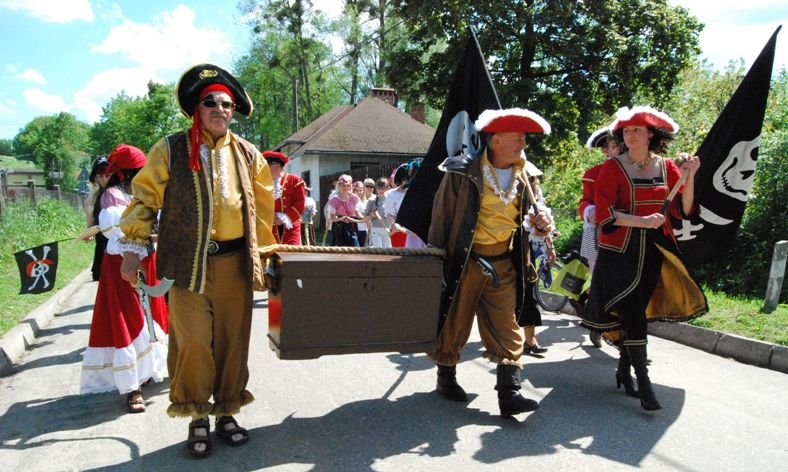Elbląg, Przykładem aktywności na obszarach  wiejskich jest doroczny Piknik Kaperski w Suchaczu