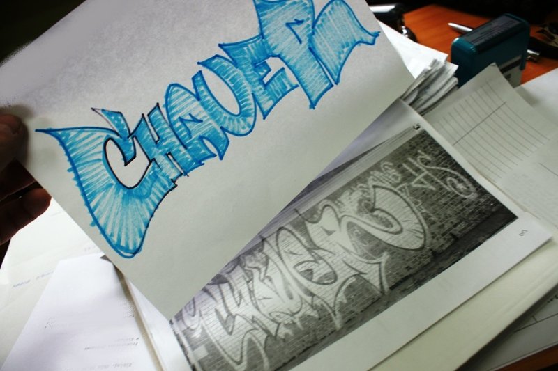 Elbląg, Jeden z grafficiarzy wykonał identyczny „tag” na kartce na prośbę policjantów