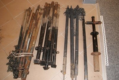 Elbląg, Policjanci z Braniewa zabezpieczyli metalowe elementy stanowiące ogrodzenie nagrobków