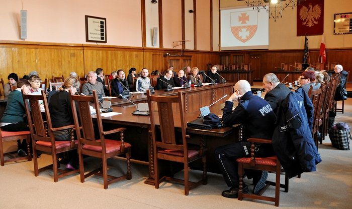 Elbląg, Dzisiejsze spotkanie w ratuszu wywołało silne emocje wśród mieszkańców ul. Dojazdowej, Dębowej, Akacjowej i innych