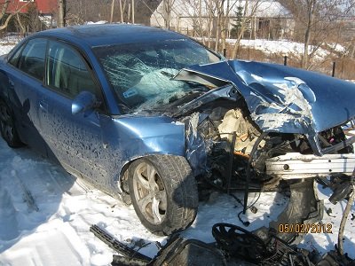 Elbląg, Pijany kierowca audi uciekał przed policjantami i uderzył w drzewo