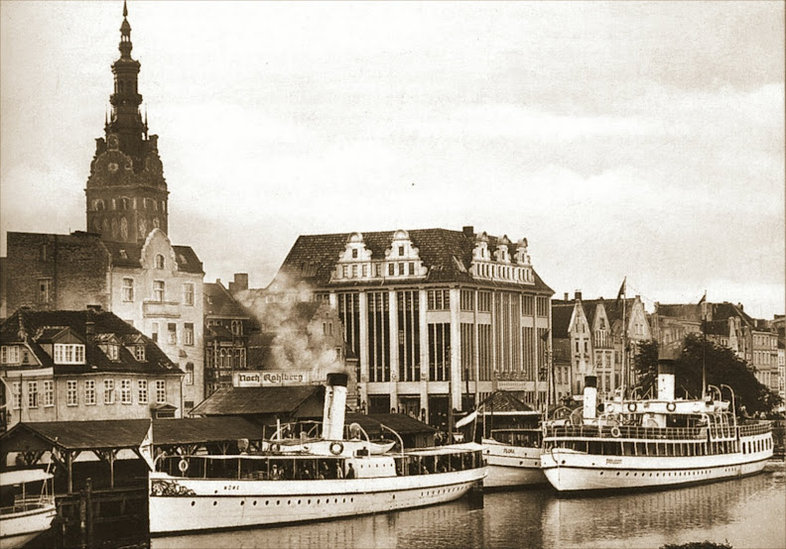 Elbląg, Przystań pasażerska. W tle dom towarowy "Loewenthal" Elbląg, Przystań pasażerska. W tle dom towarowy "Loewenthal"