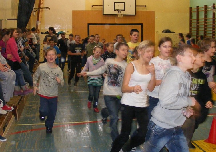 Elbląg, Uczniowie SP 16 wykorzystują przerwy między lekcjami na fizyczną aktywność Elbląg, Uczniowie SP 16 wykorzystują przerwy między lekcjami na fizyczną aktywność