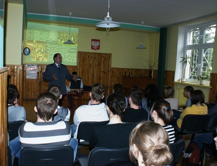 Elbląg, Policjant mówi gimnazjalistom o odpowiedzialności karnej m.in. za pobicia, posiadanie narkotyków, ale także za ośmieszanie w Internecie