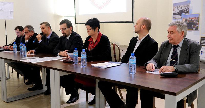 Elbląg, Na sali był tylko jeden sprawny mikrofon, co nie ułatwiało rozmowy