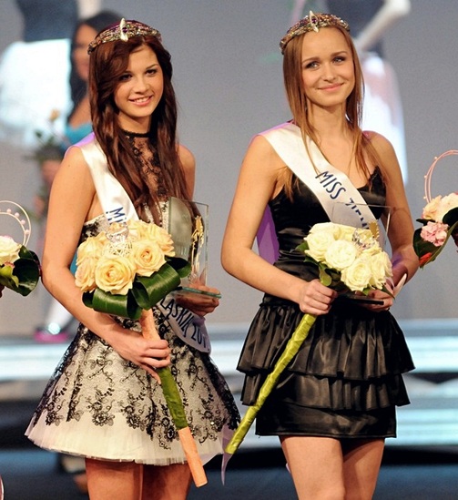 Elbląg, Miss Ziemi Elbląskiej 2012 Katarzyna Jacewicz (po lewej) oraz Miss Nastolatek Aleksandra Mandryk Elbląg, Miss Ziemi Elbląskiej 2012 Katarzyna Jacewicz (po lewej) oraz Miss Nastolatek Aleksandra Mandryk