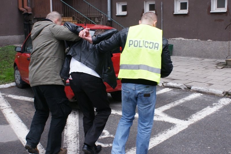 Elbląg, Policjanci kryminalni zatrzymali 37-latka, który napadł i okradł dwie staruszki Elbląg, Policjanci kryminalni zatrzymali 37-latka, który napadł i okradł dwie staruszki