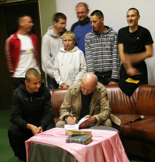 Elbląg, Na spotkaniu w Bibliotece Elbląskiej był komplet widzów. Czytelnicy mieli wiele pytań do podróżnika, a później w długiej kolejce czekali na jego autograf...